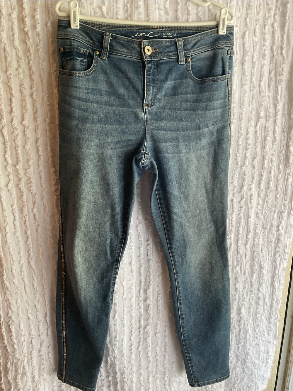 INC International Concepts Faded Blue Skinny Jeans SZ.8 METALLIC STRIPES ON LEGS